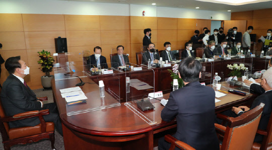 윤석열 대통령 당선인이 지난 29일 서울 종로구 통의동 인수위원회에서 열린 대통령직인수위원회 2차 간사단 회의에 참석해 위원들의 발언을 경청하고 있다. 연합뉴스